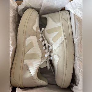 Brand new Veja V10 mesh size 8.5 US